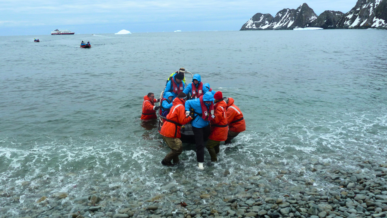 Landing with Polar Cirkle boat